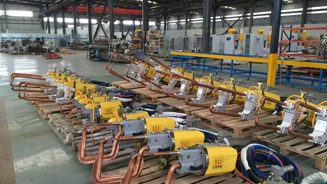 懸掛焊機生產(chǎn)現(xiàn)場